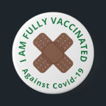 Überquerte Adhesive Bandages Vollgeimpfte Taste Button<br><div class="desc">Vollständig geimpfter Knopf mit Vollimpfung gegen Covid-19 ist in gebogenem Text in grün auf Weiß um gekreuzte Klebebandagen in braun geschrieben.</div>