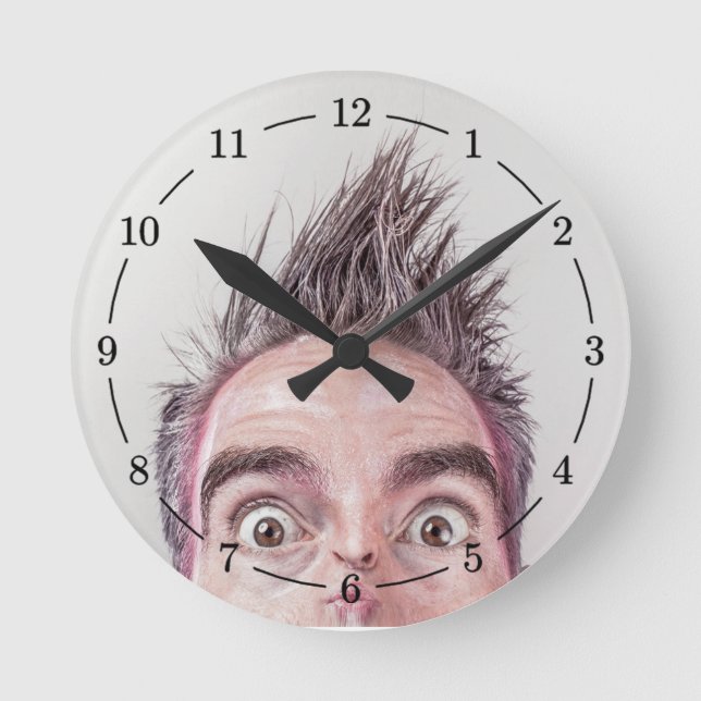 Überraschendes sonniges Gesicht Runde Wanduhr (Vorderseite)