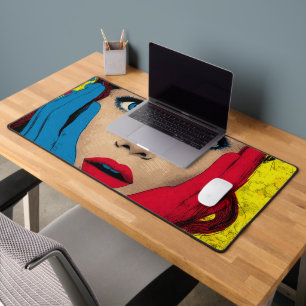 Überraschte Frau in Pop-Art Schreibtischunterlage