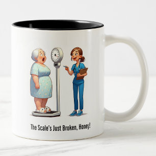 Überraschte Senior vs Evil Scale Zweifarbige Tasse
