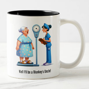 Überraschte Senior vs Evil Scale Zweifarbige Tasse