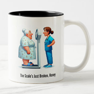 Überraschte Senior vs Evil Scale Zweifarbige Tasse