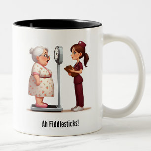 Überraschte Senior vs Evil Scale Zweifarbige Tasse