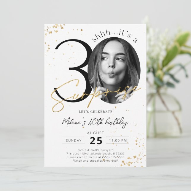 Überraschung 30. Geburtstag Gold Einladung mit Fot (Stehend Vorderseite)