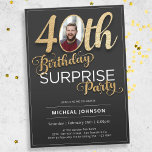 Überraschung 40. Geburtstag Gold Black Custom Foto Einladung<br><div class="desc">Überraschung 40. Geburtstag Gold Black Custom Foto Einladung. Diese Einladung zeichnet sich durch ein schlankes Design mit einem klaren, leicht lesbaren Text aus, der gewährleistet, dass alle wichtigen Details mühelos übersetzt werden. Das Hinzufügen von Imitat-Folienakzenten in schillerndem Gold vor schwarzem Hintergrund schafft einen auffallenden visuellen Effekt und verleiht dem Gesamtbild...</div>