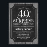Überraschung 40. Geburtstag Party - Chalkboard wei Einladung<br><div class="desc">Rustikale Überraschung 40. Geburtstag Feier Einladung. Elegantes Design in Schwarz,  Weiß und Grau-Holz-Muster. Funktioniert mit elegantem Script-Schriftart. Wenn Sie weitere Anpassungen benötigen</div>
