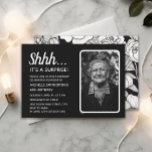 Überraschung 60. Geburtstag Foto Schwarz-weiß Einladung<br><div class="desc">Schwarz-Weiß-Frauenüberraschung 60. Geburtstagsfeier Einladung Postcard personalisiert mit ihrem Foto. Text ist vollständig anpassbar,  sodass diese Karte für jedes Alter entworfen werden kann. Kontaktieren Sie mich für Hilfe bei der Anpassung oder um passende Produkte anzufordern.</div>