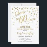 Überraschung 60. Geburtstagsparty - Gold White Einladung<br><div class="desc">Überraschung 60. Geburtstagsparty Einladung Elegantes Design mit Imitaten Glitzer Gold und Weiß. Enthält Skript-Schriftart und Konfetti. Feiert bis 60 Jahre! Melde mich,  wenn du ein Alter brauchst.</div>