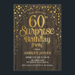 Überraschung 60. Geburtstagsparty - Holz & Gold Einladung<br><div class="desc">Überraschung 60. Geburtstagsparty Einladung. Elegantes rustikales Design mit dunkelbraunem Holzmuster und Imitaten Glitzer Gold. Features stilvolle Skript-Schriftart und Konfetti. Nachricht,  wenn du ein Alter brauchst.</div>
