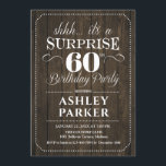 Überraschung 60. Geburtstagsparty - Rustikales Hol Einladung<br><div class="desc">Überraschung 60. Geburtstagsparty Einladung. Einfaches Design mit rustikalem dunkelbraunem Holzmuster und weißem Script-Schriftart. Überraschende Feier für Mann oder Frau. Kann in jedem Alter angepasst werden!</div>