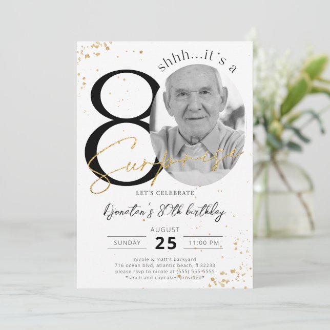 Überraschung 80. Geburtstag Gold Foto Einladung (Stehend Vorderseite)