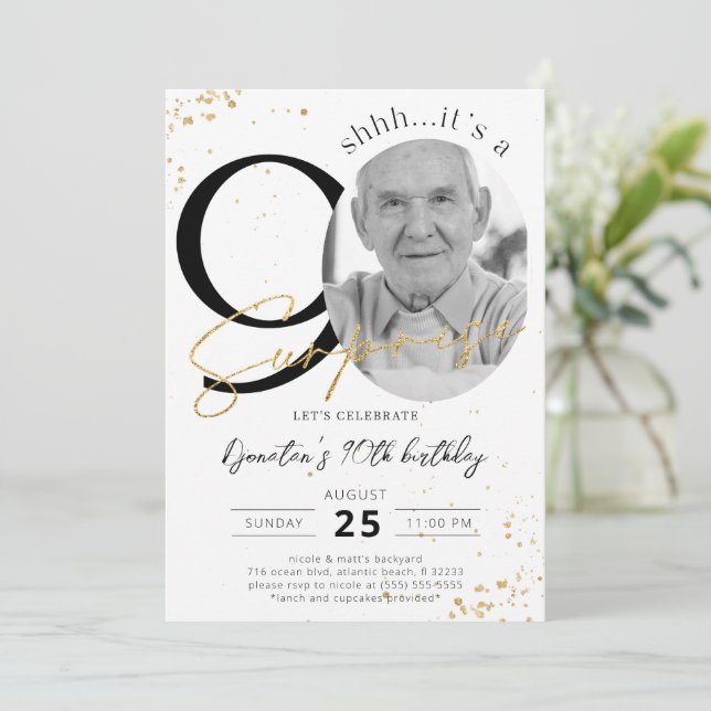 Überraschung 90. Geburtstag Gold Foto Einladung (Stehend Vorderseite)
