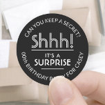 Überraschung Geburtstagsparty Shhh! Einfache Schwa Runder Aufkleber<br><div class="desc">Fügen Sie eine elegante personalisierte Touch hinzu, um Geburtstagsfeierlichkeiten, Dekorationen und Favoriten mit stilvollen, individuell auf Schwarz und Weiß abgestimmten Aufklebern / Umschlag Aufklebern zu überraschen. Der gesamte Text auf diesen Labels ist einfach für jedes Jahr Geburtstag oder einen anderen Anlass, wie z.B. Hochzeitstag, Ruhestand oder das Ausgehen Party, anzupassen....</div>