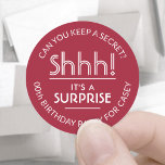 Überraschung Geburtstagsparty Shhh! Stilvoll Rot & Runder Aufkleber<br><div class="desc">Fügen Sie eine elegante personalisierte Touch hinzu, um Geburtstagsfeierlichkeiten, Dekorationen und Favoriten mit individuell gestalteten Rot-Weiß-Aufklebern / Umschlag Aufklebern zu überraschen. Der gesamte Text auf diesen Labels ist einfach für jedes Jahr Geburtstag oder einen anderen Anlass, wie z.B. Hochzeitstag, Ruhestand oder das Ausgehen Party, anzupassen. Personalisieren Sie den Gruß in...</div>
