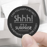 Überraschung Geburtstagsparty Shhh! Stilvoll Schwa Runder Aufkleber<br><div class="desc">Fügen Sie eine elegante personalisierte Touch hinzu, um Geburtstagsfeierlichkeiten, Dekorationen und Favoriten mit stilvollen schwarz-grauen Aufklebern / Umschlag Aufklebern zu überraschen. Der gesamte Text auf diesen Labels ist einfach für jedes Jahr Geburtstag oder einen anderen Anlass, wie z.B. Hochzeitstag, Ruhestand oder das Ausgehen Party, anzupassen. Personalisieren Sie den Gruß in...</div>