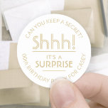 Überraschung Geburtstagsparty Shhh! Stilvolle Weiß Runder Aufkleber<br><div class="desc">Fügen Sie eine elegante personalisierte Touch hinzu, um Geburtstagsfeierlichkeiten, Dekorationen und Favoriten mit stilvollen, individuellen White und Gold Aufkleber / Umschlag Aufkleber zu überraschen. Der gesamte Text auf diesen Labels ist einfach für jedes Jahr Geburtstag oder einen anderen Anlass, wie z.B. Hochzeitstag, Ruhestand oder das Ausgehen Party, anzupassen. Personalisieren Sie...</div>