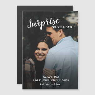Überraschung Wir haben ein Datum für die Hochzeit  Magneteinladung