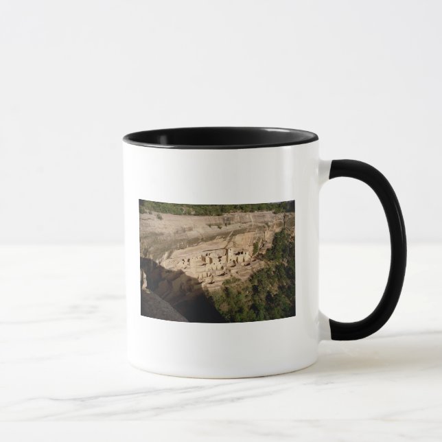 Überreste der indischen Klippenwohnungen des Tasse (Rechts)