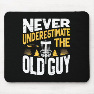 Überschätze den alten Mann nie Lustiger Disc Golf Mousepad