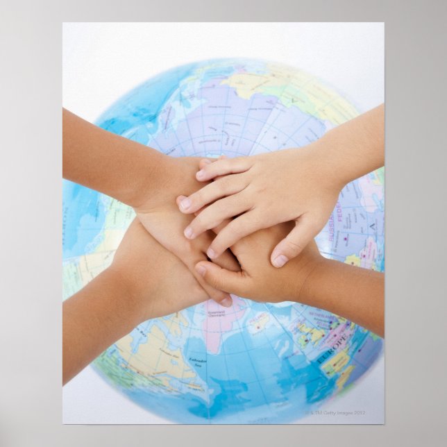 Überschneidende Hände und ein Globus Poster (Vorne)