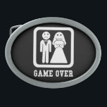 Überspielen | Bachelor Stag Party Gift (Schwarz/We Ovale Gürtelschnalle<br><div class="desc">Heiratet er? Armer, gab auf... . Holen Sie sich dieses phantastische Geschenk für den Bräutigam, es ist lustig und fällt wirklich durch das weiße Design auf schwarzem Hintergrund aus oder umgekehrt. Es ist perfekt für Junggeselle und Junggebliebene, Party, Duschen, und so weiter! Großes Weiß auf schwarz aussehenden Schnalle, das perfekte...</div>