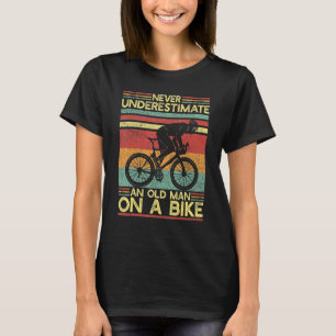 Ueberschätze niemals alte Männer auf einem Fahrrad T-Shirt