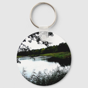 Ufer mit Wald und Schilf Foto Schlüsselanhänger