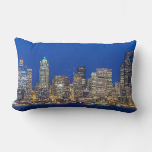 Ufer und Downtown Skyline bei Twilight Lendenkissen