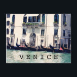 Ufergegend-Fotografie der Bestimmungsort-| Venedig Postkarte<br><div class="desc">Hier gefangen genommen, eine atemberaubende klassische Fotografie entlang den Venedig-Kanälen in Italien durch die begabte Sylvia Coomes. Lassen Sie alle wunderbaren rustikalen Details dieser Fotografie ein, die mit der Reihe der glatten ausgerichteten Gondeln beginnt. Schauen Sie, wie die Blasenbildungssonne blissfully unten scheint, während das Wasser noch steht. Die Vintage Fotografie...</div>