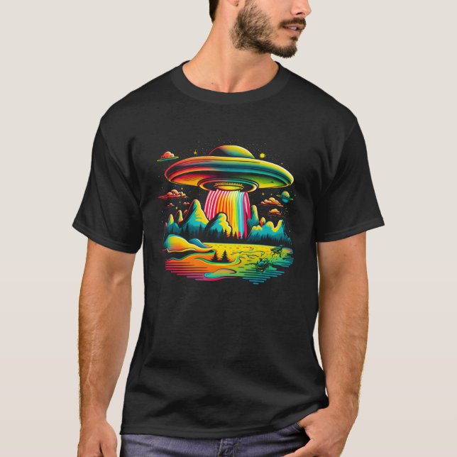 UFO Alien Retro Bright Mountain Lake Camping Visit T-Shirt (Vorderseite)