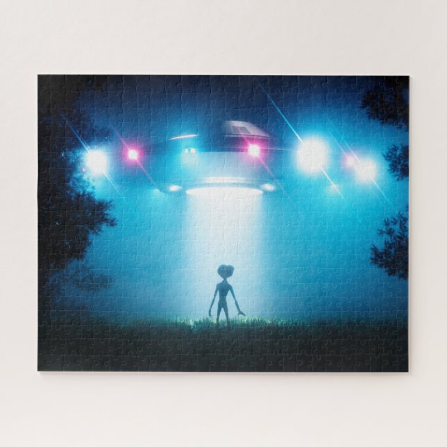 UFO Hovering Alien Visitor ET ist Zuhause SciFi (Horizontal)