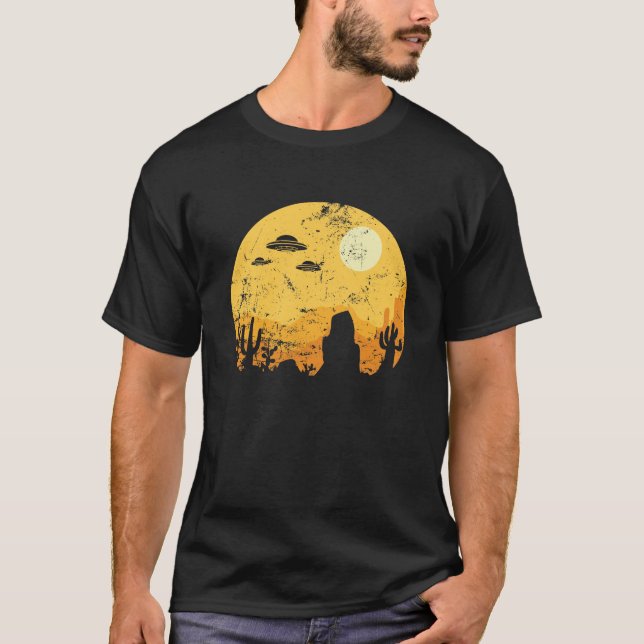 Ufos über Wüste und Kaktus T-Shirt (Vorderseite)