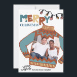 Ugg Christmas Sweater Fun Foto Holiday Card Feiertagskarte<br><div class="desc">Fügen Sie dem Weihnachtsjumper Ihr eigenes Foto hinzu, um eine lustige und personalisierte Weihnachtskarte zu erhalten. Das Design besticht durch einen Weihnachtsjumper, whimsical Typografie und Weihnachtsleuchten in einer Farbpalette von Terrakotta, aquamarin, hell, blau, rosa und Sand. Die Fotovorlage ist für Sie Set, um Ihr Bild hinzuzufügen, das automatisch auf der...</div>