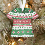 Ugg Christmas Sweater Gewinner Green Red Watercolo Ornament<br><div class="desc">Auf der Vorderseite befindet sich ein hässlicher Weihnachtspulli, dessen Aquarell in grün rot und weiß gestrichen ist. Auf einem roten Streifen auf der Brust steht die Meldung "First Place". Auf der Rückseite gibt es nur rot und grün: die Nachricht "Erster Platz" ist oben gewölbt, in grünen Kappen, die Nachricht "Gewinner...</div>