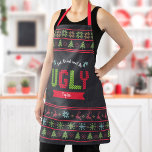 Ugg Christmas Sweater Nordic Strick Name Chalkboar Schürze<br><div class="desc">"Iss, trinke und sei hässlich." Hier ist ein wunderbarer Weg, um den Spaß Ihres Backens zu ergänzen. Genießen Sie kulinarische Abenteuer in Ihrem Urlaub, wenn Sie diese einzigartige, skurrile, moderne Weihnachtsfeier im individuelle Name tragen. Ein niedliches, nordisches Strick-Paradies aus Kalkbäumen, Rentieren, Ziergegenständen, zusammen mit spielerischer "Pullover"-Typografie in Rot, Grün und...</div>