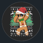 Ugi Christmas Sweater Dabbing Gingerbread Man San Runder Aufkleber<br><div class="desc">Ausstattung für das Backteam oder die Weihnachtsmannschaft. Ideal für das Backen, Weihnachten Leckereien, Lebkuchenfans, Kochtester oder Backmannschaften. Für diejenigen, die gerne die Freude und Entspannung des saisonalen Backens und der Herstellung von Ingwer Brothäusern, ob von Grund auf oder ein Kit, Tee für einen Koch, Lebkuchenliebhaber, Keksfreunde, Meisterbauer, oder für Party...</div>