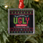 Ugly Sweater Christmas Nordic Strick Chalkboard Fu Ornament Aus Metall<br><div class="desc">"Nimm dir ein hässliches Weihnachtsgeschenk." Helfen Sie mit diesem einzigartigen, unterhaltsamen Silbermetall-Ornament Ihren Baum "stilvoll" zu dekorieren! Nordischer Strick Messe-Inselmuster von Knorpelbäumen, Rentieren, Ziergegenständen, zusammen mit spielerischer "Pullover" Typografie in Rot, Grün und Aqua Blau, überlagern einen Kalkbrett Hintergrund. Genießen Sie die Wärme und Freude der Ferienzeit, wenn Sie diesen lustigen,...</div>