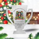 Ugly Sweater Gewinner Silver 2nd Place Trophy Freistehende Fotoskulptur<br><div class="desc">Ein perfektes Geschenk für den 2. Platz Gewinner für Ihren Ugly Christmas Sweater Contest und Party,  eine Silbertrophäe. Glatter silberner metallischer Hintergrund mit einem farbenfrohen Nutcracker Pullover in der Mitte,  "Ugly Christmas Sweater Winner" gebogener Text oben und "Second Place Winner!" unten mit einer Jahresvorlage ganz unten.</div>