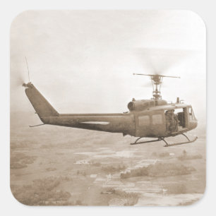UH-1 Huey über Vietnam-Reispaddyaufkleber Quadratischer Aufkleber