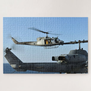 UH-1N Huey nähert sich der USS Comstock