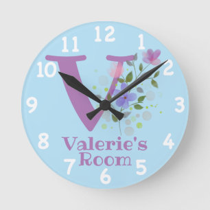 Uhr in einem floralen Design mit Namen und Initial