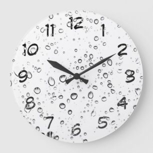 Uhr mit weißem Regenwasser