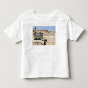 Uhren eines Lehrers als irakischer Armeesoldat Kleinkind T-shirt