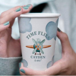 Uhrzeit Fliegt Flugzeug zum Geburtstag Pappbecher