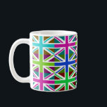 UK Multihue Flags Tasse<br><div class="desc">Dieses auffällige, mehrfarbige Design zeichnet sich durch die Flagge des Vereinigten Königreichs aus, die sich mehrmals wiederholt, wobei jede Farbe angepasst wird, um einen Pop-Kunsteffekt zu erzeugen. Wir glauben gerne, dass diese Tasse britische Erinnerungen bei einem Kaffee oder Teebraten wieder anregen wird. © FlagAndMap - Online-Quelle für internationale Geschenke und...</div>