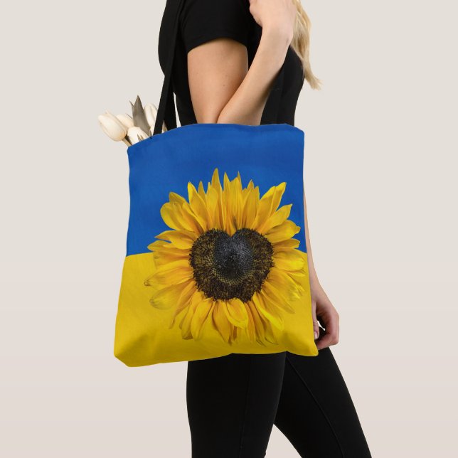 Ukraine-Flagge mit Herzsonnenblume Tasche (Von Nahem)