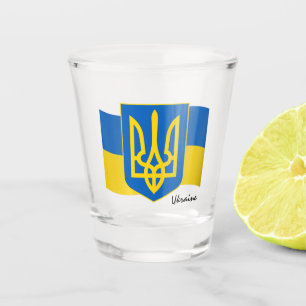 Ukrainische Flagge und ukrainische Landpatrioten / Schnapsglas