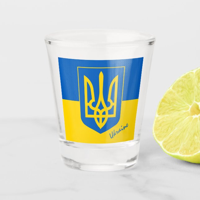 Ukrainische Flagge und ukrainische Landpatriotin / Schnapsglas (Vorderseite)