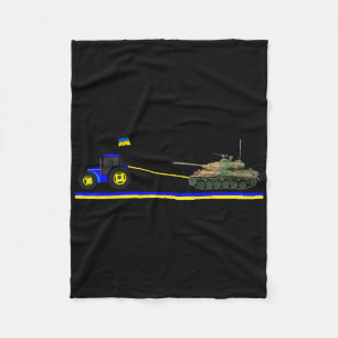 Ukrainischer Traktor zieht Panzer mit ukrainischer Fleecedecke
