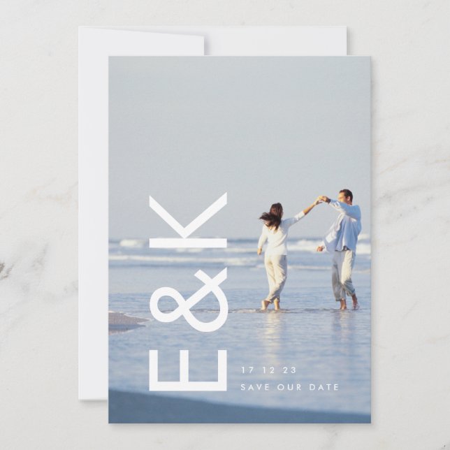 Ultra Modern formatiertes Monogramm mit Groß-Weiß- Save The Date (Vorderseite)